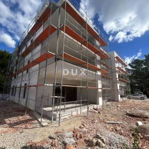 ŠIBENIK, SRIMA – Moderan trosoban stan u novogradnji, 300m od pješčane plaže