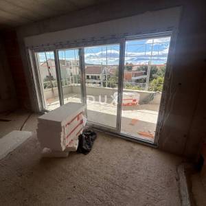 ŠIBENIK, SRIMA – Moderan trosoban stan u novogradnji, 300m od pješčane plaže