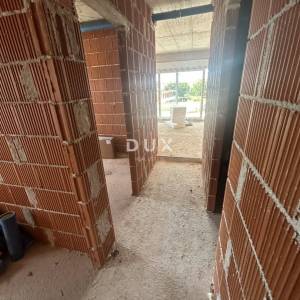 ŠIBENIK, SRIMA – Moderan trosoban stan u novogradnji, 300m od pješčane plaže