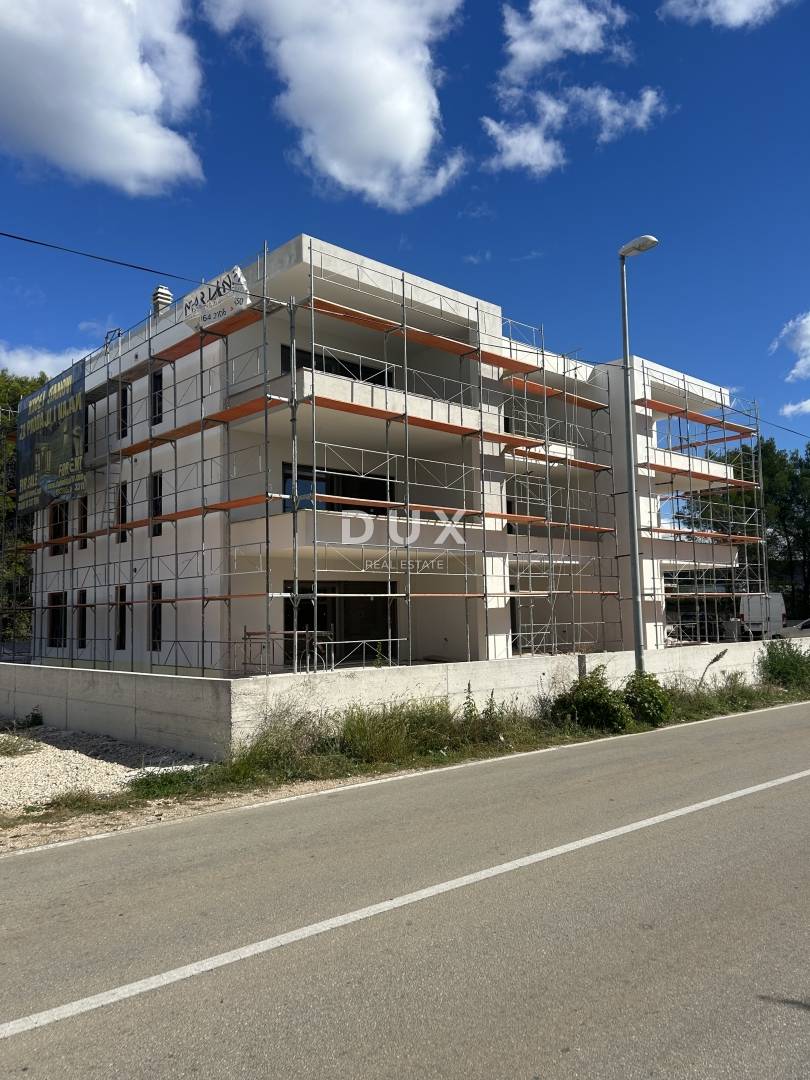 ŠIBENIK, SRIMA – Moderan trosoban stan u novogradnji, 300m od pješčane plaže