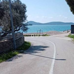 ŠIBENIK, VODICE - kuća s 3 terase i garažom udaljena samo 150 metara od plaže! PRILIKA!