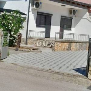 ŠIBENIK, VODICE - kuća s 3 terase i garažom udaljena samo 150 metara od plaže! PRILIKA!