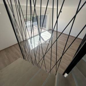 ŠIBENIK, VODICE – Luksuzni dvoetažni stan na atraktivnoj lokaciji, 200 m od plaže