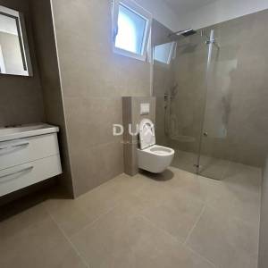 ŠIBENIK, VODICE – Luksuzni dvoetažni stan na atraktivnoj lokaciji, 200 m od plaže