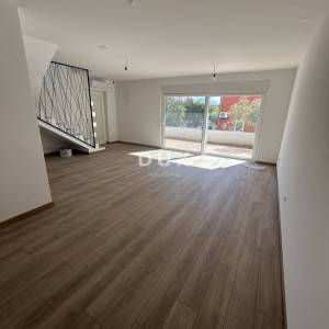 ŠIBENIK, VODICE – Luksuzni dvoetažni stan na atraktivnoj lokaciji, 200 m od plaže