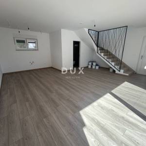 ŠIBENIK, VODICE – Luksuzni dvoetažni stan na atraktivnoj lokaciji, 200 m od plaže