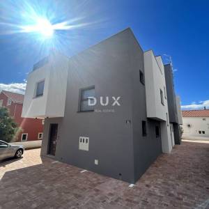 ŠIBENIK, VODICE – Luksuzni dvoetažni stan na atraktivnoj lokaciji, 200 m od plaže