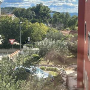 ŠIBENIK, VODICE – Luksuzni dvoetažni stan na atraktivnoj lokaciji, 200 m od plaže