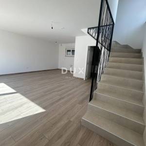 ŠIBENIK, VODICE – Luksuzni dvoetažni stan na atraktivnoj lokaciji, 200 m od plaže