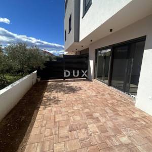 ŠIBENIK, VODICE – Luksuzni dvoetažni stan na atraktivnoj lokaciji, 200 m od plaže