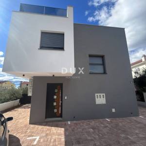 ŠIBENIK, VODICE – Luksuzni dvoetažni stan na atraktivnoj lokaciji, 200 m od plaže