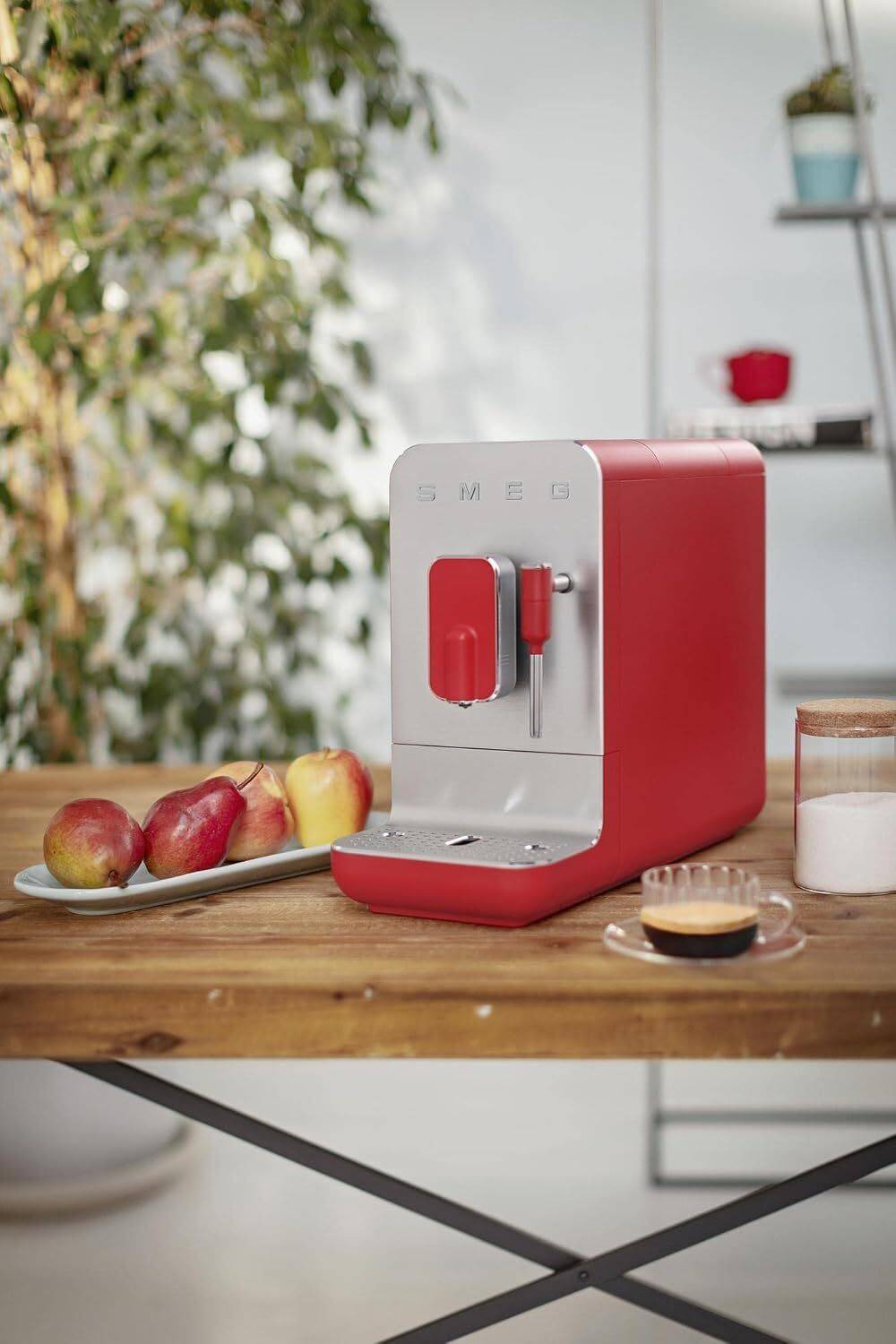 SMEG dizajnerski automatski aparat za kavu. Novo