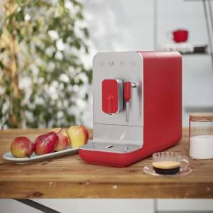 SMEG dizajnerski automatski aparat za kavu. Novo
