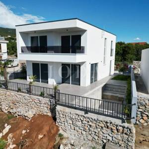 Šmrika, kuća s bazenom