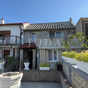 Šmrika kuća s pogledom na more