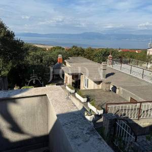 Šmrika kuća s pogledom na more