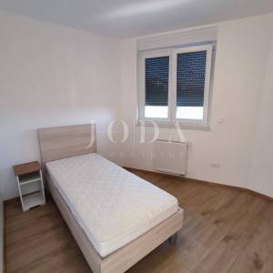 Srdoči, trosobni stan sa dnevnim boravkom, garažom i parkirnim mjestom 
