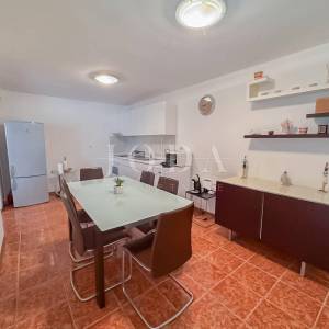Stan 92,70m2 na odličnoj lokaciji 300m od mora