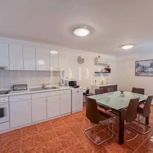 Stan 92,70m2 na odličnoj lokaciji 300m od mora