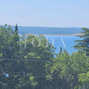Stan s okućnicom 50m od plaže