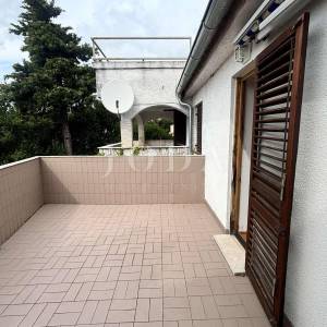 Stan u Selcu na prodaju, odlična lokacija i pogled na more