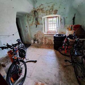 Stara kamena kuća za renovaciju, okolica Malinske