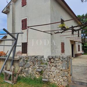 Stara kamena kuća za renovaciju, okolica Malinske