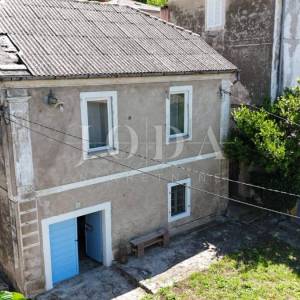 Sveti Juraj kamena kuća na moru