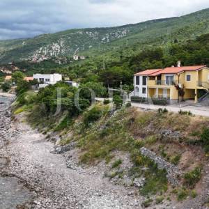Sveti Juraj, kuća pored mora
