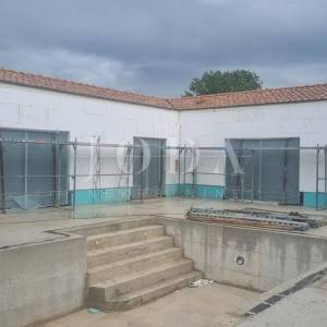 Tinjan, Kringa villa s bazenom