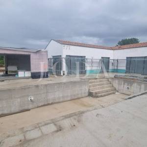 Tinjan, Kringa villa s bazenom