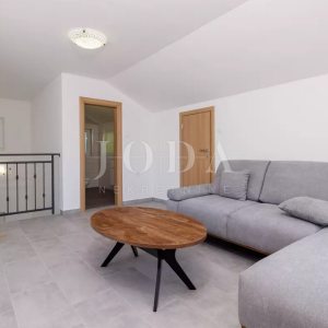 Tribalj kuća 600m2 sa bazenom