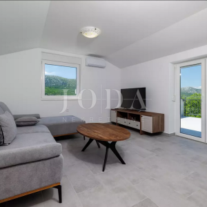Tribalj kuća 600m2 sa bazenom