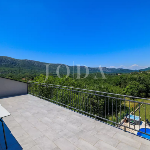 Tribalj kuća 600m2 sa bazenom