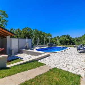 Tribalj kuća 600m2 sa bazenom