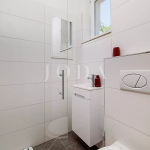 Tribalj kuća 600m2 sa bazenom