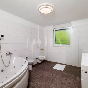 Tribalj kuća 600m2 sa bazenom