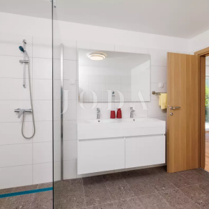 Tribalj kuća 600m2 sa bazenom