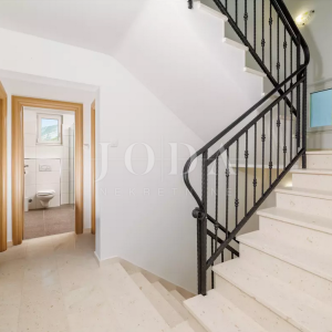 Tribalj kuća 600m2 sa bazenom