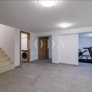 Tribalj kuća 600m2 sa bazenom