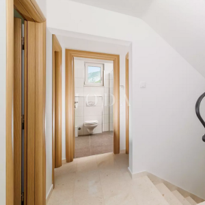 Tribalj kuća 600m2 sa bazenom
