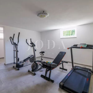 Tribalj kuća 600m2 sa bazenom