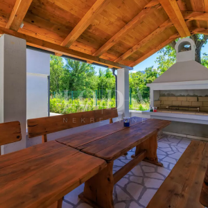 Tribalj kuća 600m2 sa bazenom