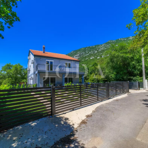 Tribalj kuća 600m2 sa bazenom