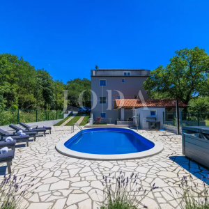 Tribalj kuća 600m2 sa bazenom