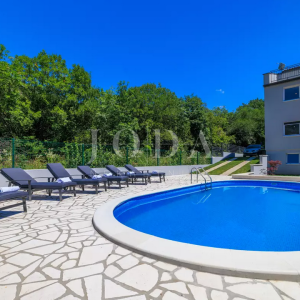 Tribalj kuća 600m2 sa bazenom