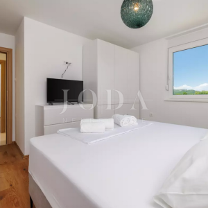 Tribalj kuća 600m2 sa bazenom