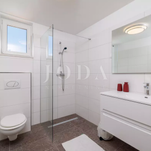 Tribalj kuća 600m2 sa bazenom