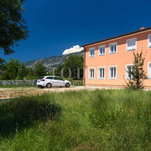 Tribalj kuća s bazenom