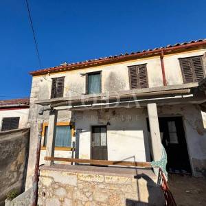 Tribalj, Kuća za adaptaciju sa zemljištem